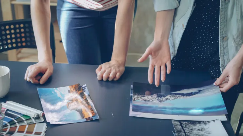 Quand l'objectif rencontre la mise en page : l'alchimie entre photographes et graphistes rémois
